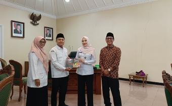 Penyerahan buku hasil kinerja Bawaslu dan buku SDM.